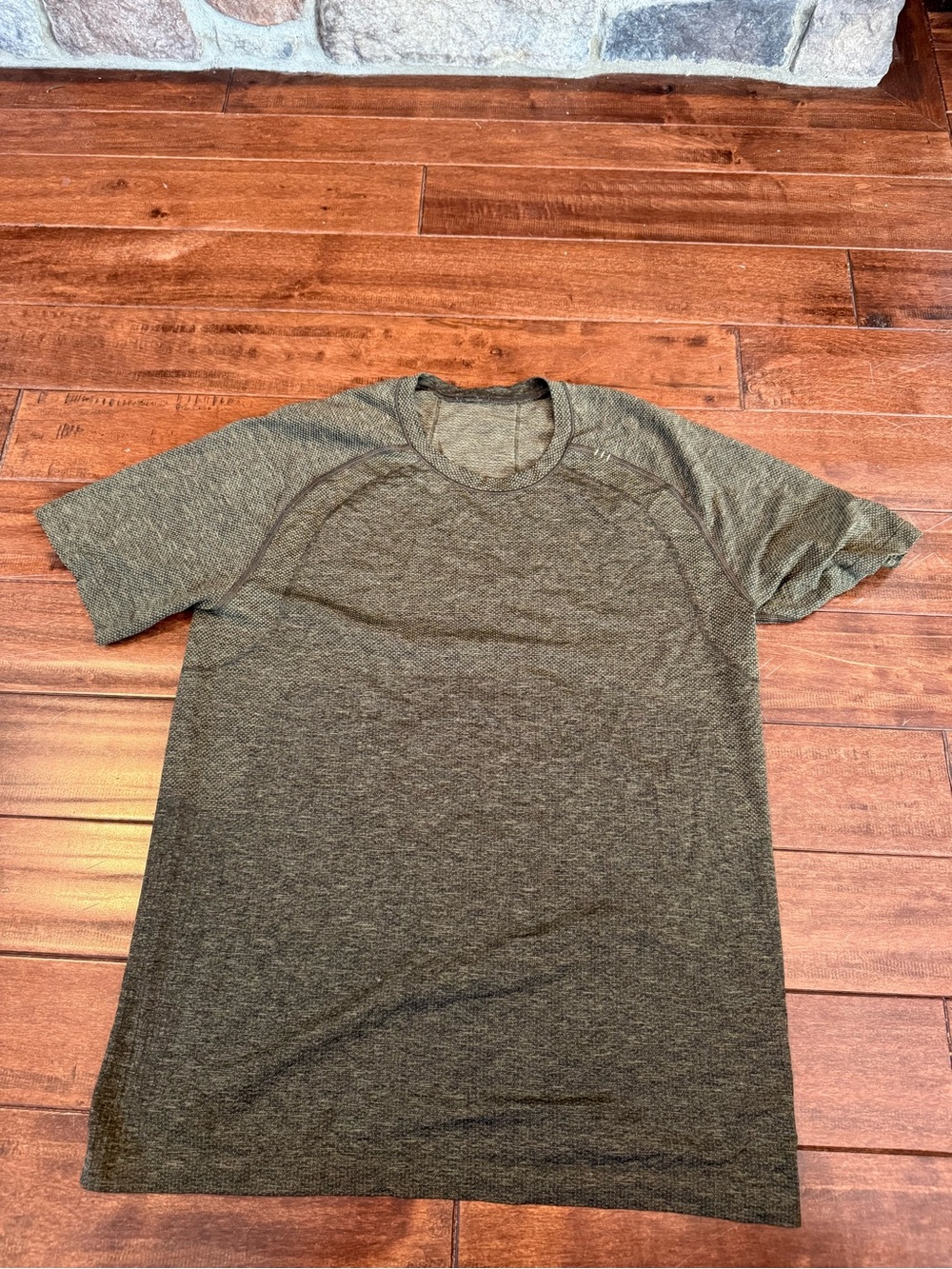 lululemon athletica Men's Olive Green Short Sleeve Crew